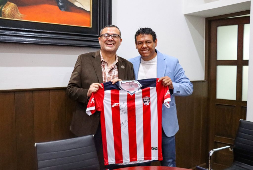 Aunque americanista, el alcalde Manuel Montes acepta la playera del acérrimo rival Chivas.